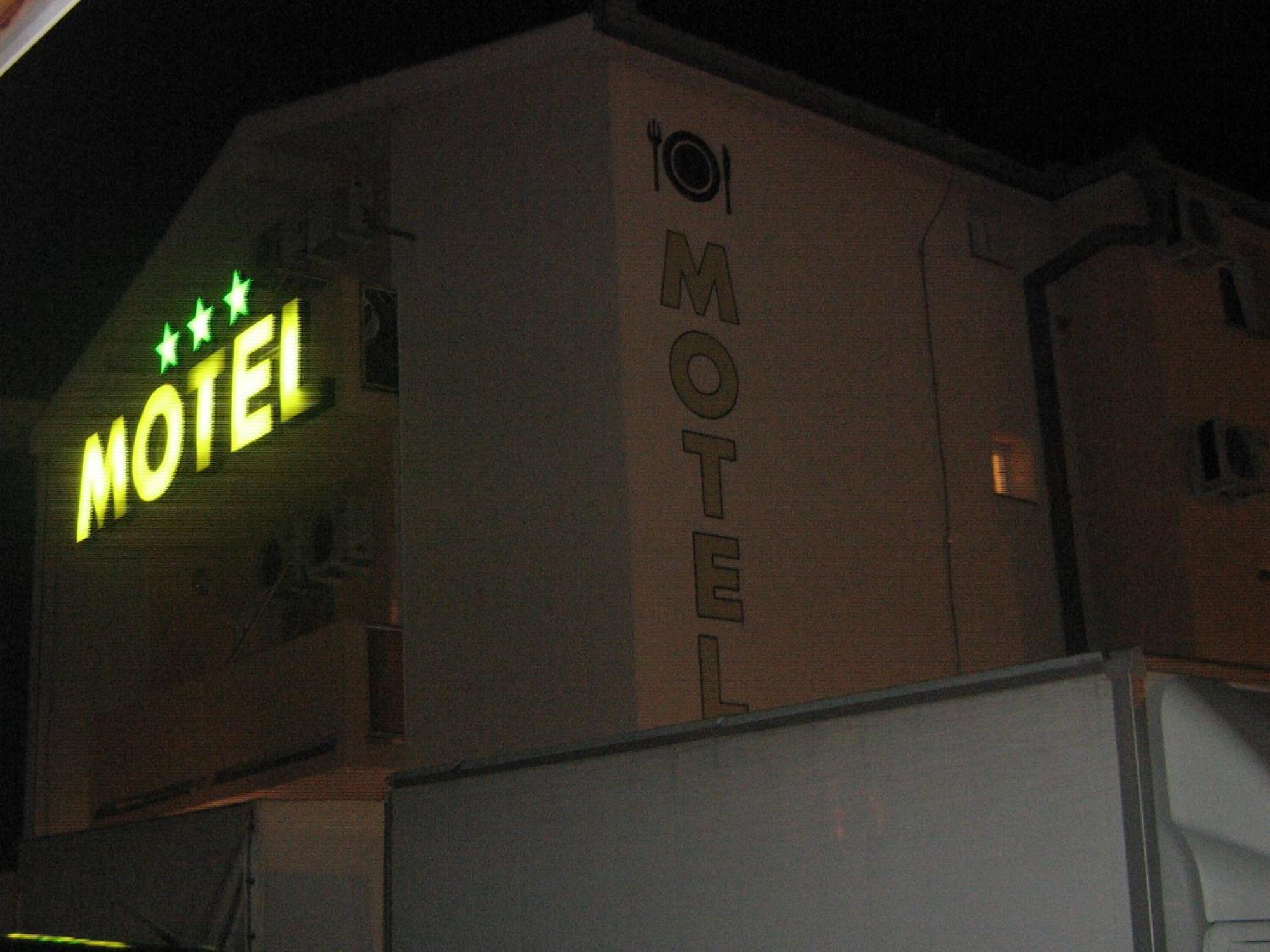 מוסטר Motel Han מראה חיצוני תמונה