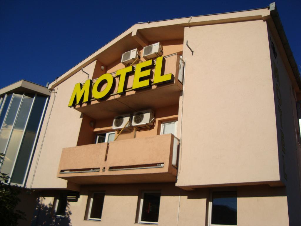 מוסטר Motel Han מראה חיצוני תמונה